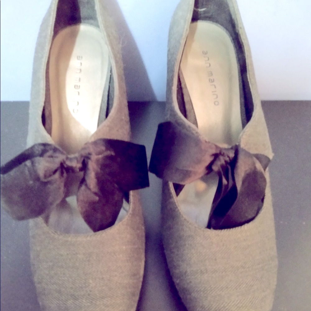 Ann Marino size 9 Mary Jane bow-tie shoes.